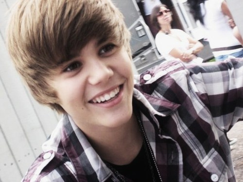 Justin Bieber Pictures New 2010. Justin Bieber surprises fans